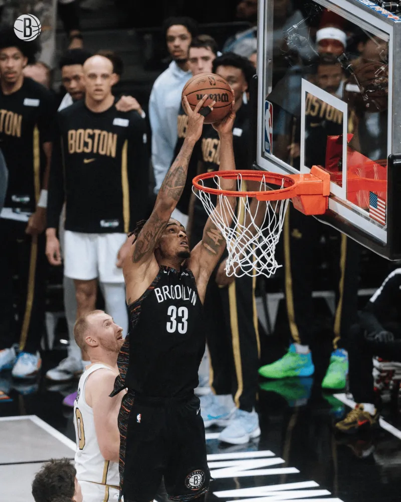 队记：克拉克斯顿右手小指受伤，将在明天接受核磁共振检查